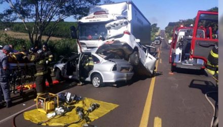 Batida entre Grand Siena, Vectra e uma carreta Scânia matou duas pessoas. Foto: Internauta