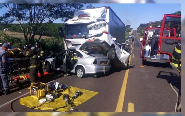 Batida entre Grand Siena, Vectra e uma carreta Scânia matou duas pessoas. Foto: Internauta