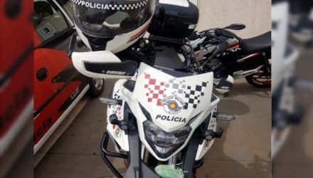 Dupla foi detida pela Rocam em um a motocicleta Titan 150cc, na cor preta. Foto: DIVULGAÇÃO/PM