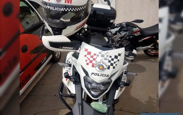 Dupla foi detida pela Rocam em um a motocicleta Titan 150cc, na cor preta. Foto: DIVULGAÇÃO/PM