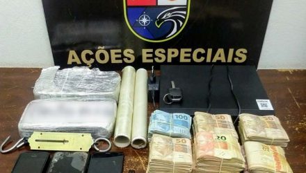 Quase R$ 59 mil e crack foram apreendidos em Álvares Machado — Foto: Polícia Militar.
