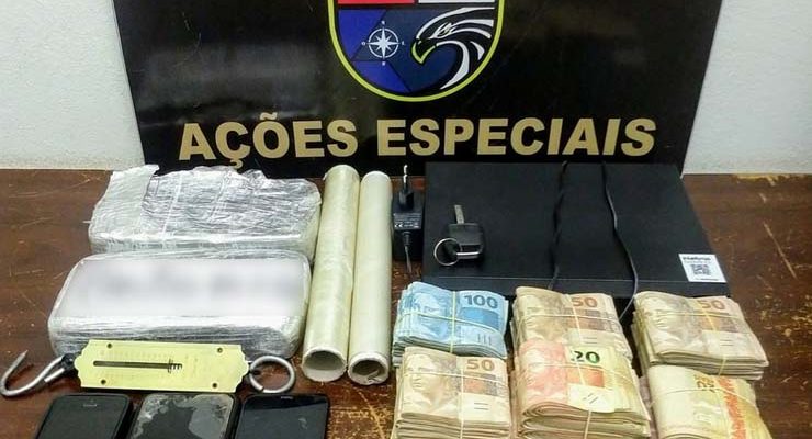 Quase R$ 59 mil e crack foram apreendidos em Álvares Machado — Foto: Polícia Militar.