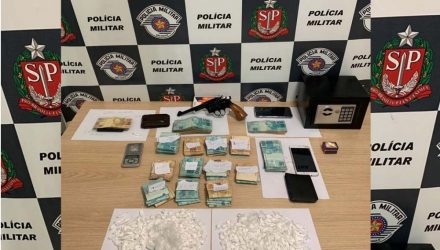 Foram apreendidos 251g de cocaína, um revolver calibre .38, e mais de R$ 44 mil em dinheiro . Foto: DIVULGAÇÃO/PM