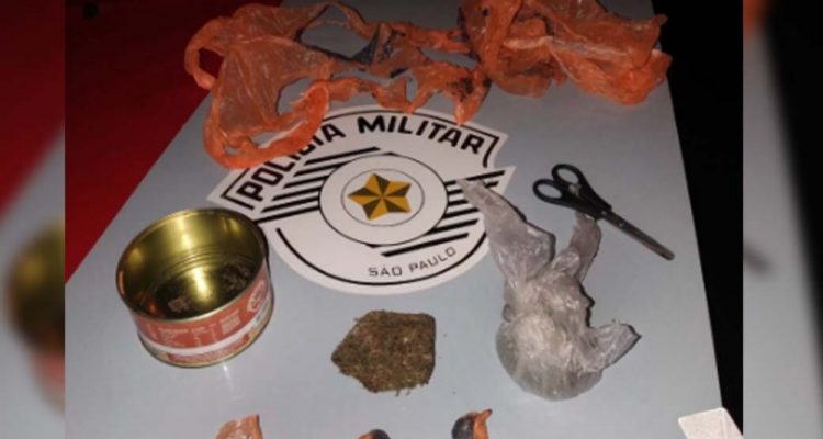 Foram apreendidos várias porções de maconha, além de material para endolação (embalagem) do entorpecente. Foto: DIVULGAÇÃO/PM