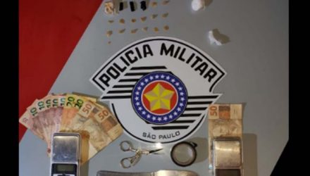Foram apreendidos porções de crack, cocaína, balança de precisão e certa quantia em dinheiro. Foto: DIVULGAÇÃO/PM