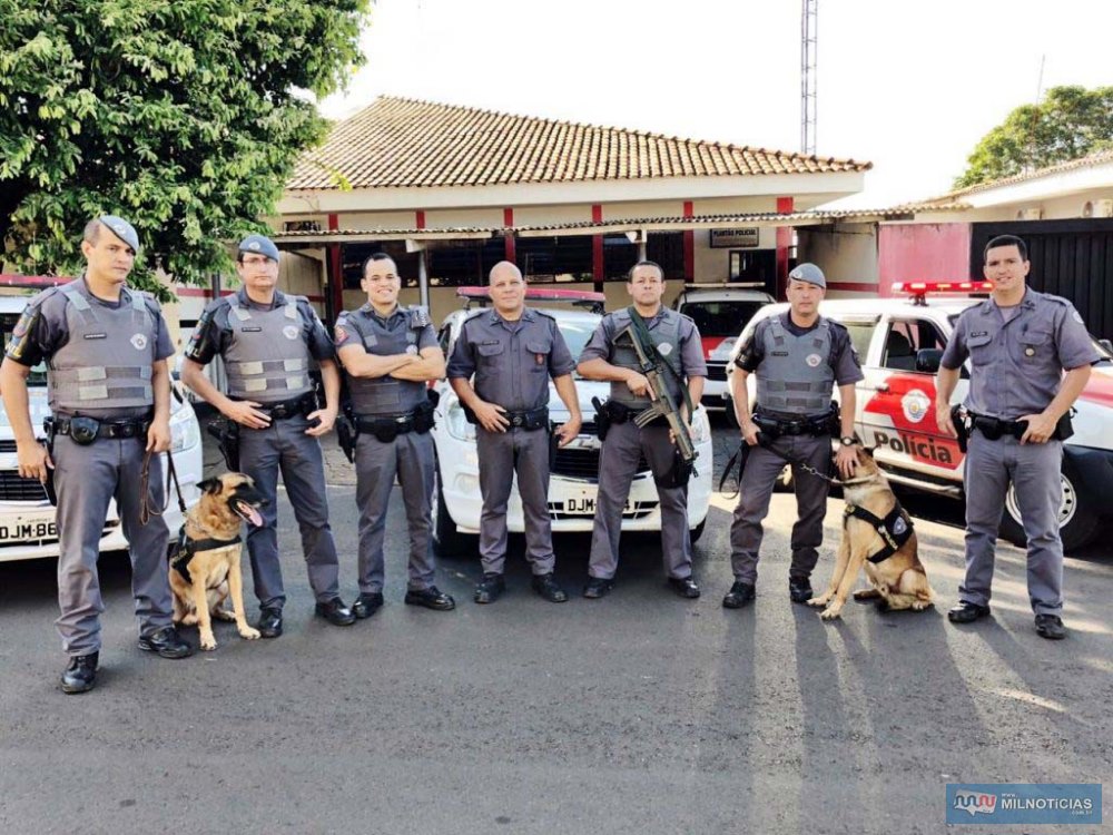 Equipes de Mirandópolis e do Canil da PM de Araçatuba envolvidos na prisão do acusado. Foto: DIVULGAÇÃO/PM
