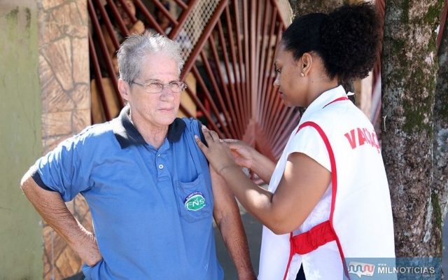 Vacinação continua de casa a casa pelas equipes de Estratégia de Saúde da Família. Foto: Secom/Prefeitura