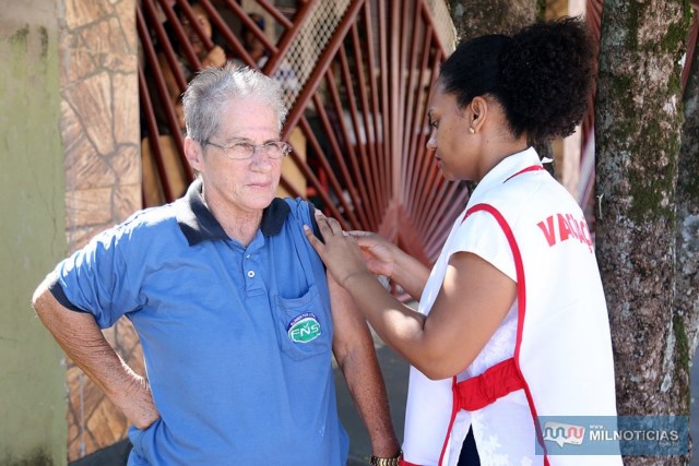 Vacinação continua de casa a casa pelas equipes de Estratégia de Saúde da Família. Foto: Secom/Prefeitura