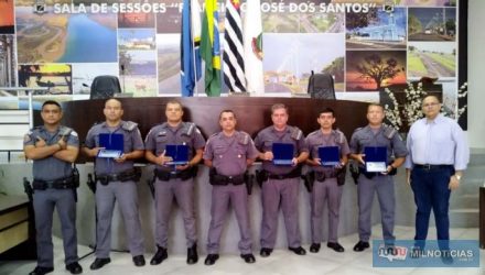 Os agraciados foram: Subtenente PM de Souza (Comandante do Policiamento em Castilho), Cb PM Gregolin, Cb PM Praxedes, Cb PM Suf,  Sd PM Alencar, Sd PM Edvander, Sd PM Carlos e Sd PM Vítor Hugo. Foto: Divulgação