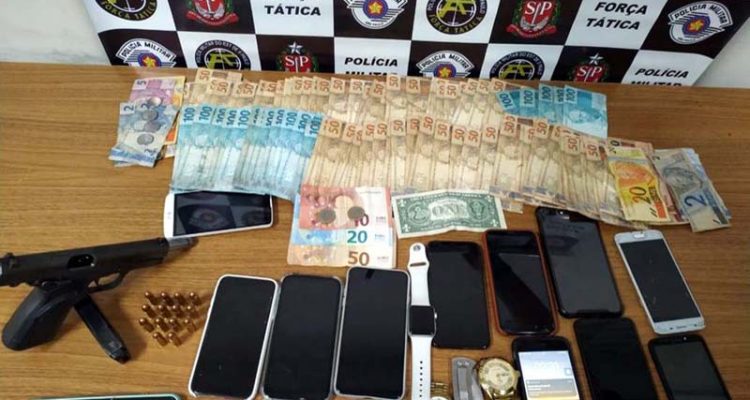 Dinheiro, celulares e outros objetos roubados das vítimas foram recuperados. Fotos: Divulgação/PM