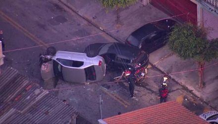 Motorista de aplicativo joga carro em cima de ladrões durante tentativa de assalto na Zona Leste de SP — Foto: Reprodução/TV Globo.