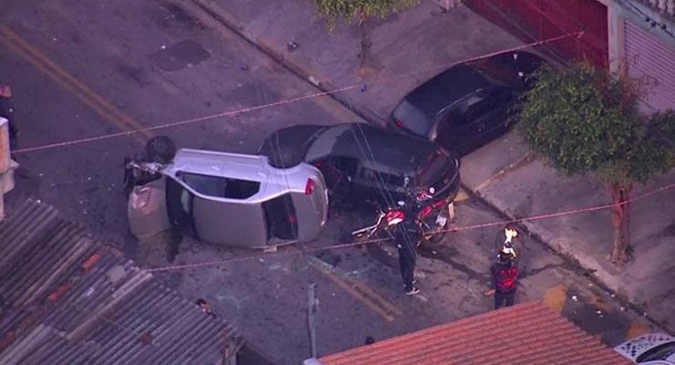 Motorista de aplicativo joga carro em cima de ladrões durante tentativa de assalto na Zona Leste de SP — Foto: Reprodução/TV Globo.