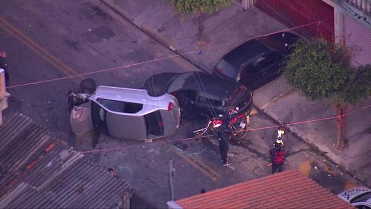 Motorista de aplicativo joga carro em cima de ladrões durante tentativa de assalto na Zona Leste de SP — Foto: Reprodução/TV Globo.