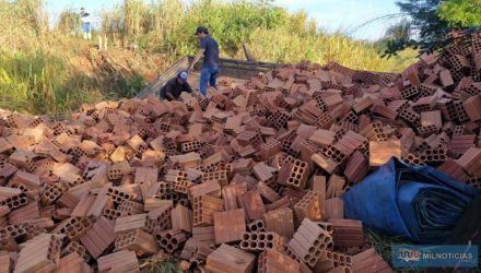 Carga de bloquinhos ficou espalhada na ribanceira onde caminhão caiu. Foto: MANOEL MESSIAS/Agência