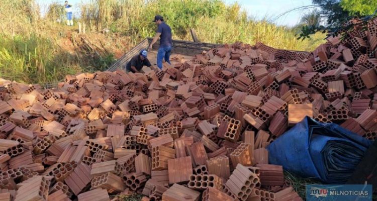 Carga de bloquinhos ficou espalhada na ribanceira onde caminhão caiu. Foto: MANOEL MESSIAS/Agência