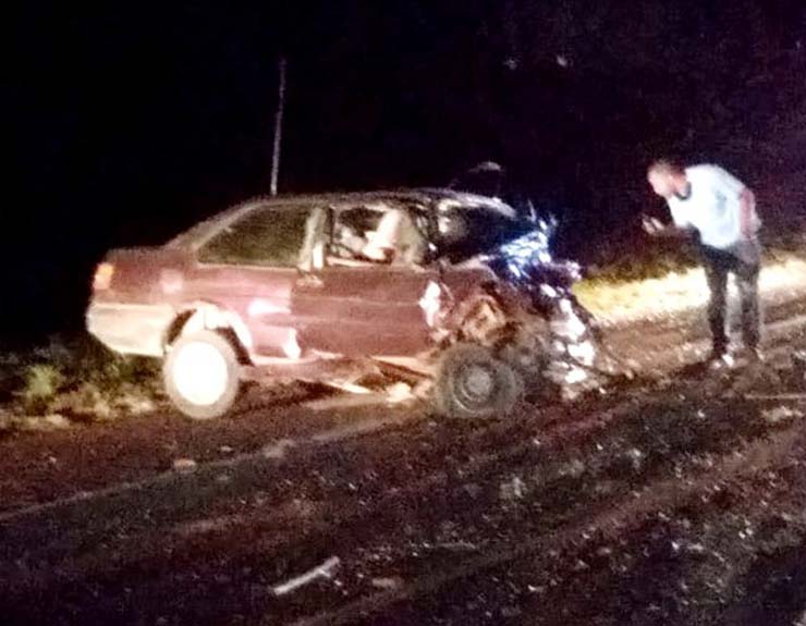 Carro em que estava o motorista de 45 anos que morreu na batida ficou destruído — Foto: Izzo Soares/Arquivo pessoal.