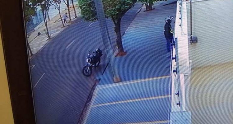 Imagens de câmeras de segurança registraram momento em que mototaxista de Andradina recolhe o dinheiro da idosa. Foto: Reprodução
