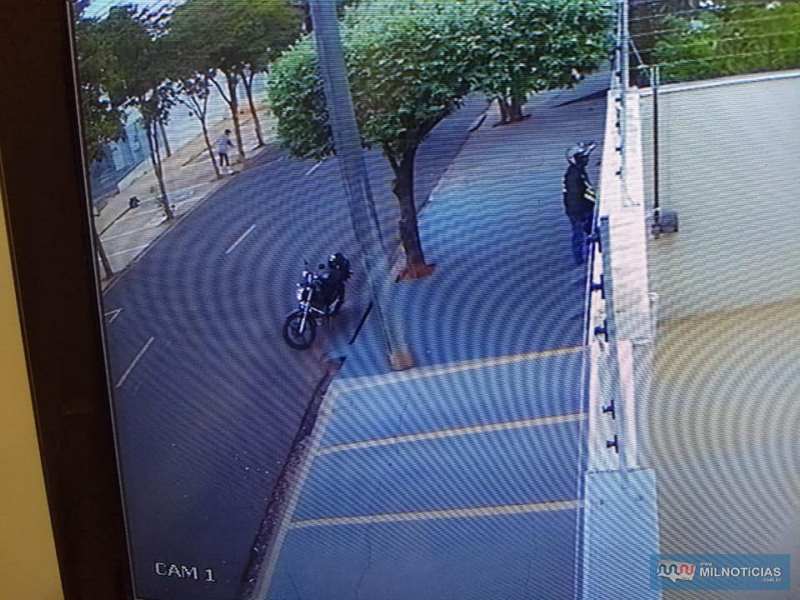 Imagens de câmeras de segurança registraram momento em que mototaxista de Andradina recolhe o dinheiro da idosa. Foto: Reprodução