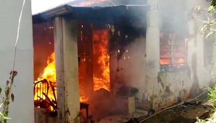 Incêndio que começou na sala se alastrou e acabou destruindo todo o imóvel em Lins — Foto: J. Serafim/Divulgação.