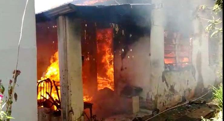 Incêndio que começou na sala se alastrou e acabou destruindo todo o imóvel em Lins — Foto: J. Serafim/Divulgação.
