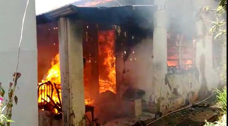 Incêndio que começou na sala se alastrou e acabou destruindo todo o imóvel em Lins — Foto: J. Serafim/Divulgação.
