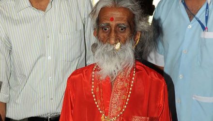 Foto de maio de 2010 mostra Prahlad Jani escoltado por devotos e parentes após uma coletiva de imprensa em Ahmedbad, na Índia. O iogue indiano morreu nesta terça-feira (26) aos 90 anos — Foto: Sam Panthaky/AFP.