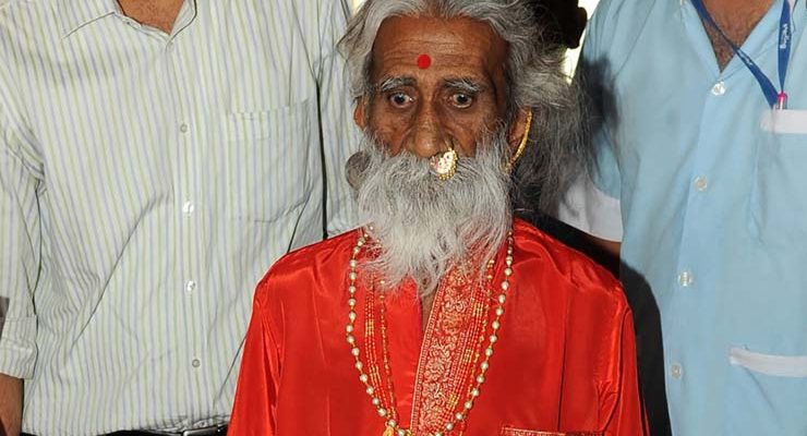 Foto de maio de 2010 mostra Prahlad Jani escoltado por devotos e parentes após uma coletiva de imprensa em Ahmedbad, na Índia. O iogue indiano morreu nesta terça-feira (26) aos 90 anos — Foto: Sam Panthaky/AFP.