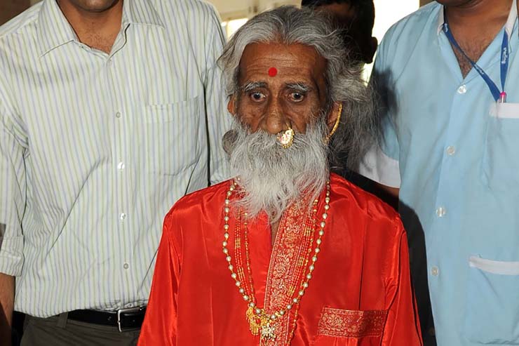 Foto de maio de 2010 mostra Prahlad Jani escoltado por devotos e parentes após uma coletiva de imprensa em Ahmedbad, na Índia. O iogue indiano morreu nesta terça-feira (26) aos 90 anos — Foto: Sam Panthaky/AFP.