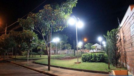 Iluminação ornamental noturna de Praça feita pelo Governo de Andradina. Foto: Secom/Prefeitura