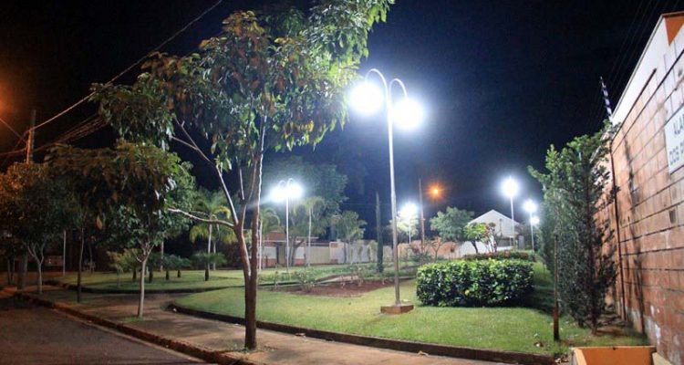 Iluminação ornamental noturna de Praça feita pelo Governo de Andradina. Foto: Secom/Prefeitura