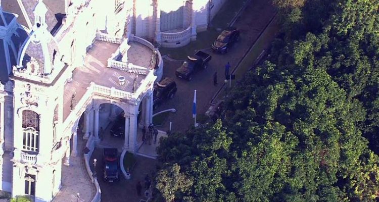 Polícia Federal no Palácio Laranjeiras — Foto: Reprodução/TV Globo