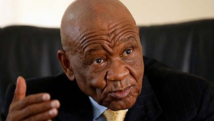 Thomas Thabane durante entrevista em fevereiro de 2015 — Foto: Siphiwe Sibeko/Reuters.