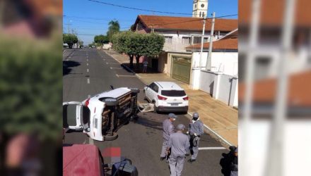 Acidente aconteceu na rua Bandeirantes, no trecho entre as ruas Evandro B. Calvoso e J. A. Carvalho, próximo da igreja São Sebastião. Foto: MANOEL MESSIAS/Agência