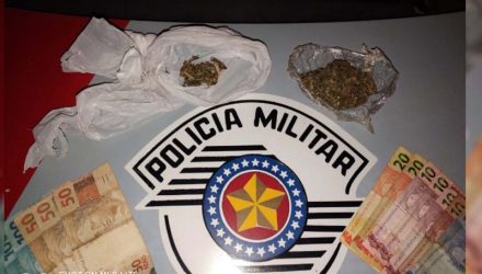 Foram apreendidos com o acusado 62 gramas de maconha, além de R$ 434,00 em dinheiro. Foto: DIVULGAÇÃO/PM