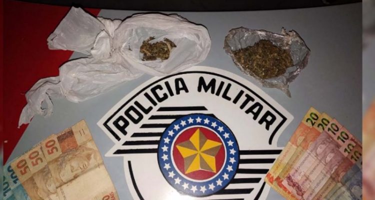 Foram apreendidos com o acusado 62 gramas de maconha, além de R$ 434,00 em dinheiro. Foto: DIVULGAÇÃO/PM