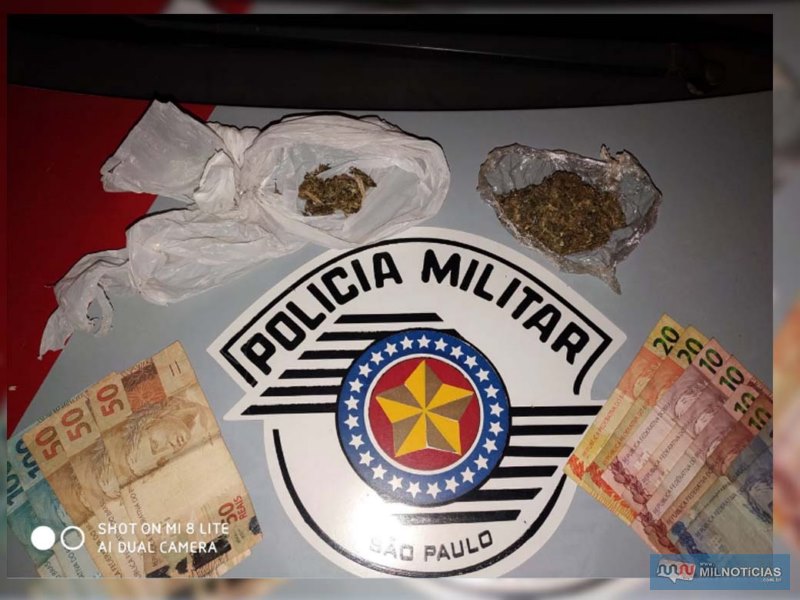 Foram apreendidos com o acusado 62 gramas de maconha, além de R$ 434,00 em dinheiro. Foto: DIVULGAÇÃO/PM