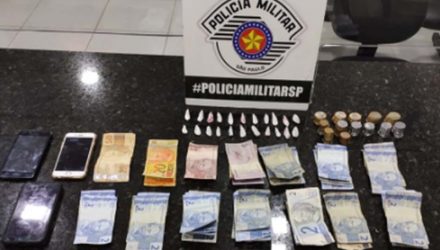 Foram apreendidos 22 porções de cocaína e aproximadamente R$ 340,00 em dinheiro. Foto: DIVULGAÇÃO/PM