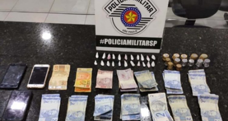 Foram apreendidos 22 porções de cocaína e aproximadamente R$ 340,00 em dinheiro. Foto: DIVULGAÇÃO/PM