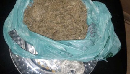 Foram apreendidas 10 pedras de crack e uma porção de maconha pesando 103 gramas. Foto: DIVULGAÇÃO/PM