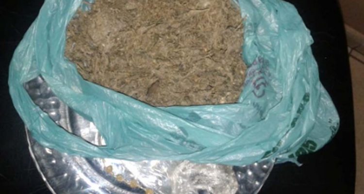 Foram apreendidas 10 pedras de crack e uma porção de maconha pesando 103 gramas. Foto: DIVULGAÇÃO/PM