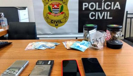 Foram apreendidos maconha, Skank, haxixe, LSD, MD (conhecido por cristal), dinheiro, balança de precisão. Foto: Polícia Civil/Divulgação