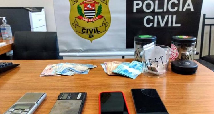 Foram apreendidos maconha, Skank, haxixe, LSD, MD (conhecido por cristal), dinheiro, balança de precisão. Foto: Polícia Civil/Divulgação