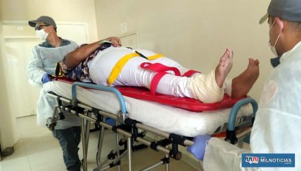 A jovem A. C. D., 32 anos, sofreu ferimentos na perna direita, altura do tornozelo e pé. Foto: MANOEL MESSIAS/Agência