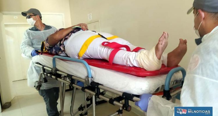 A jovem A. C. D., 32 anos, sofreu ferimentos na perna direita, altura do tornozelo e pé. Foto: MANOEL MESSIAS/Agência