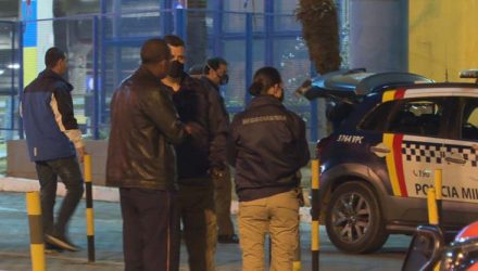 Polícia Militar acompanha tentativa de assalto a supermercado em Águas Claras, no DF — Foto: TV Globo/Reprodução.