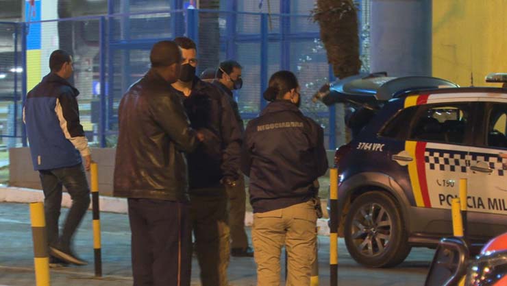 Polícia Militar acompanha tentativa de assalto a supermercado em Águas Claras, no DF — Foto: TV Globo/Reprodução.