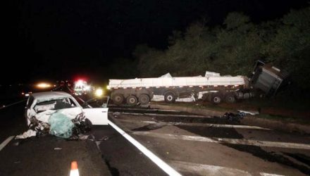 Carreta de Araçatuba invadiu a pista contrária na Rondon e bateu em 2 veículos (Foto: Aceituno Jr./Jornal da Cidade de Bauru)