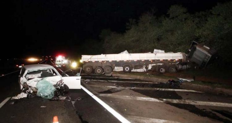 Carreta de Araçatuba invadiu a pista contrária na Rondon e bateu em 2 veículos (Foto: Aceituno Jr./Jornal da Cidade de Bauru)