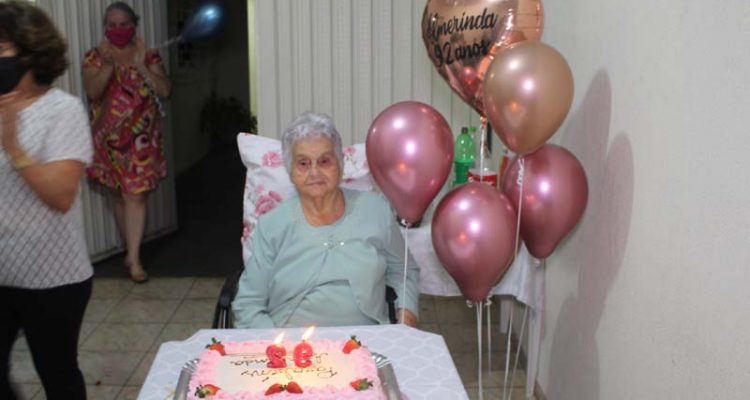 Dona Almerinda completou 92 anos na quarta-feira (24). Fotos: MANOEL MESSIAS/Mil Noticias