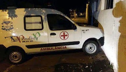 Adolescente bateu ambulância no muro da unidade de Saúde, sofrendo danos no para choque dianteiro e capô dianteiro. Foto: DIVULGAÇÃO